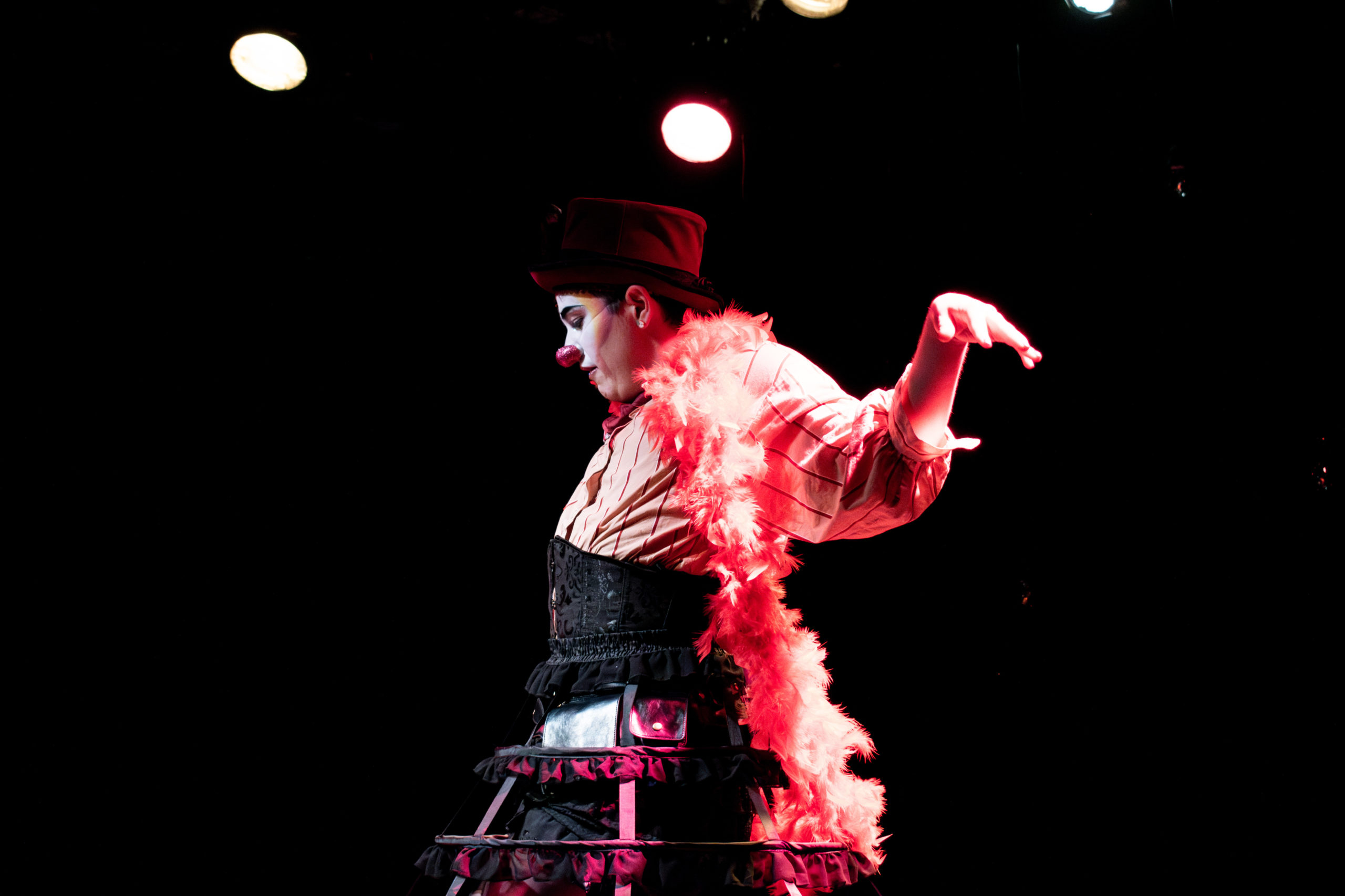 Muss en costume sur scène