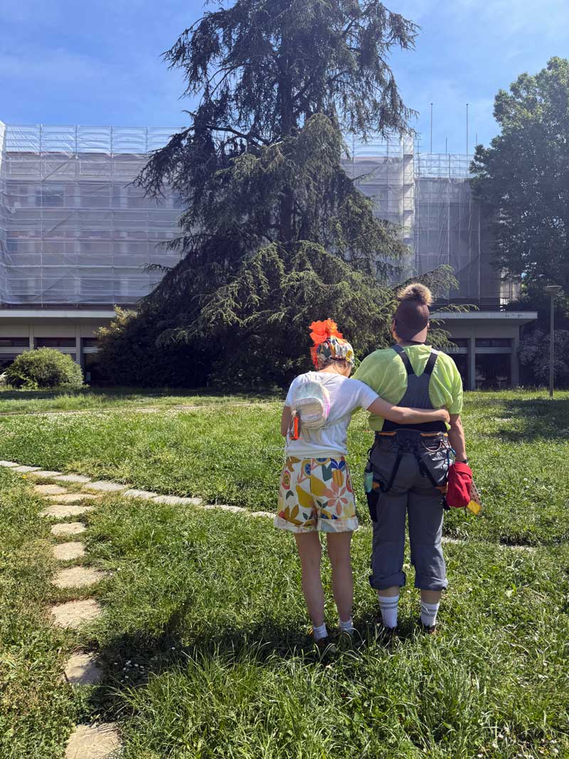 Deux clowns de dos dans un parc